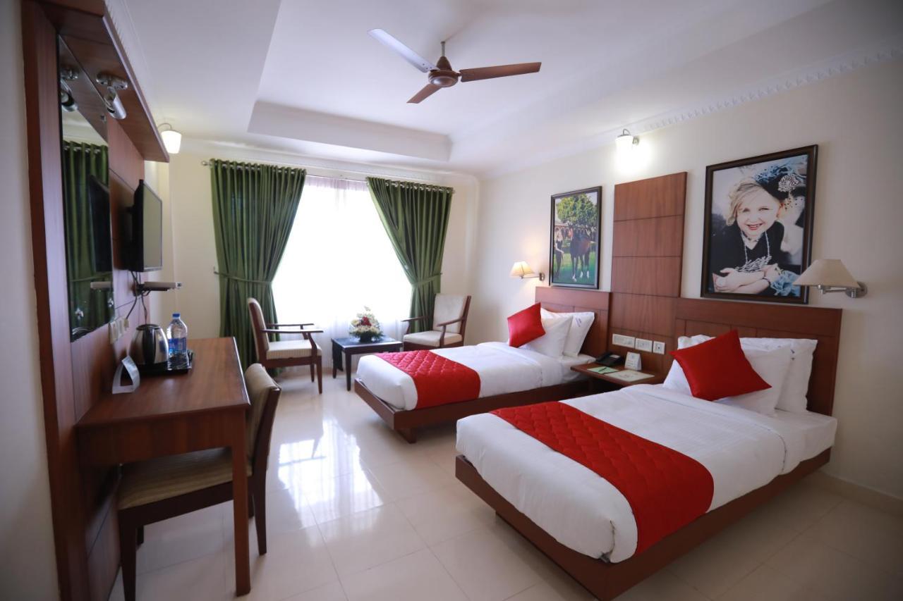 Hotel Peninsula Thrissur Extérieur photo