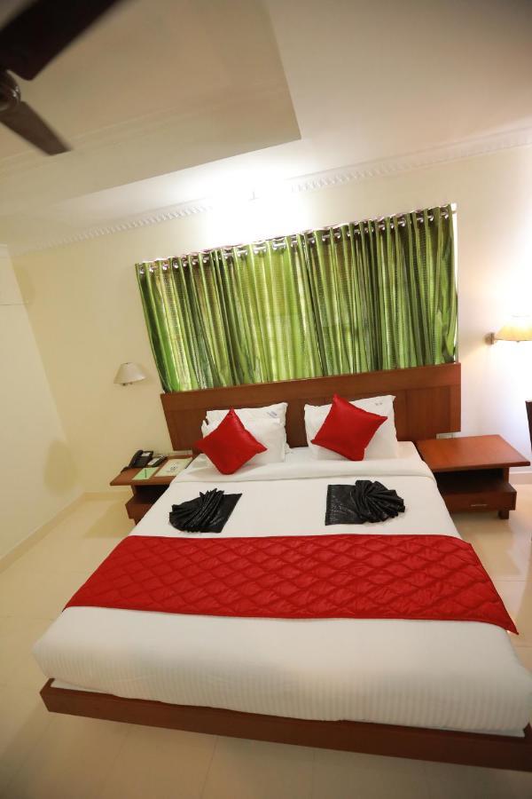Hotel Peninsula Thrissur Extérieur photo