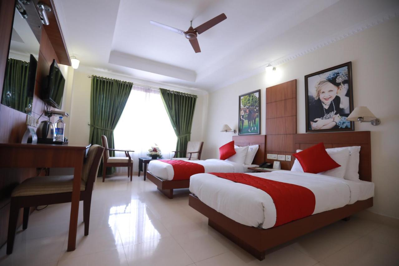 Hotel Peninsula Thrissur Extérieur photo
