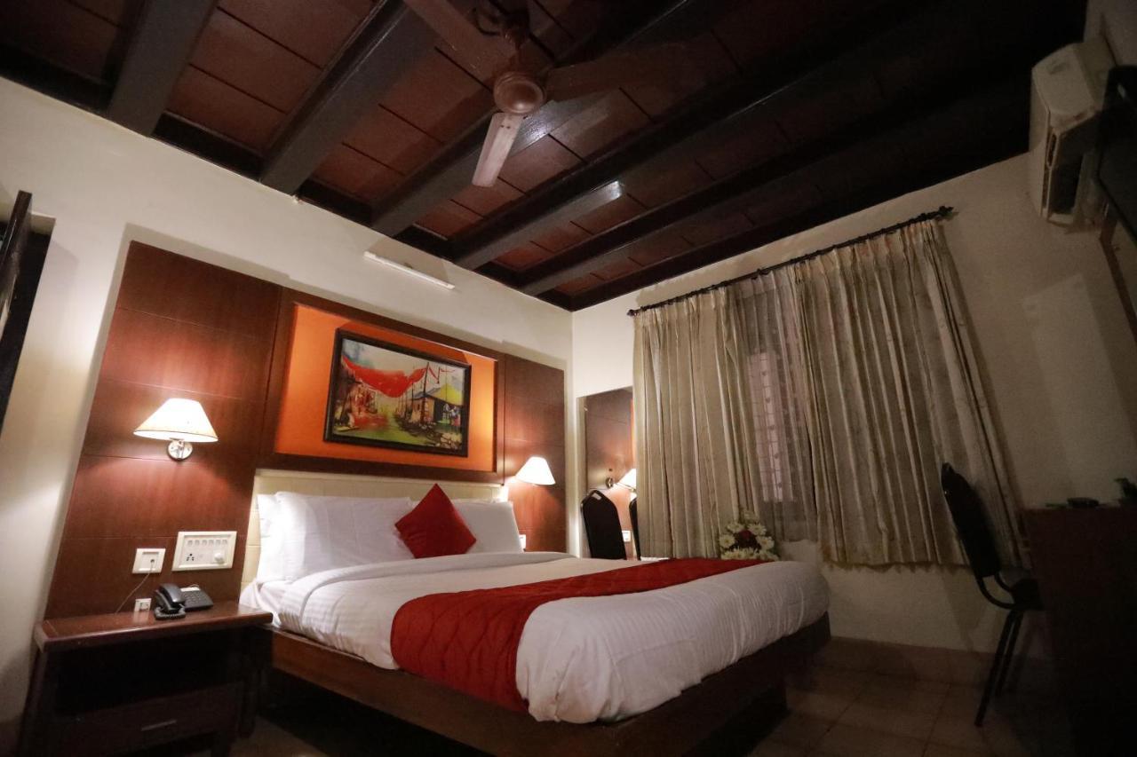 Hotel Peninsula Thrissur Extérieur photo